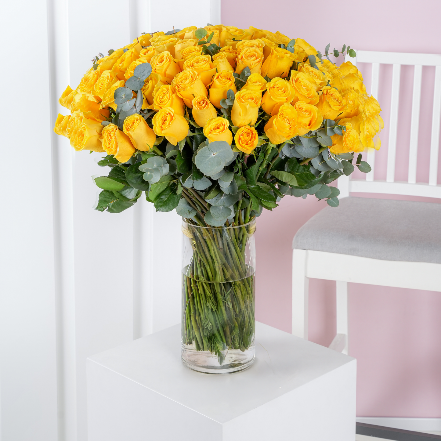 100 yellow roses delivery Costa del Sol Bloom Marbella arranged in a clear glass vase with green foliage