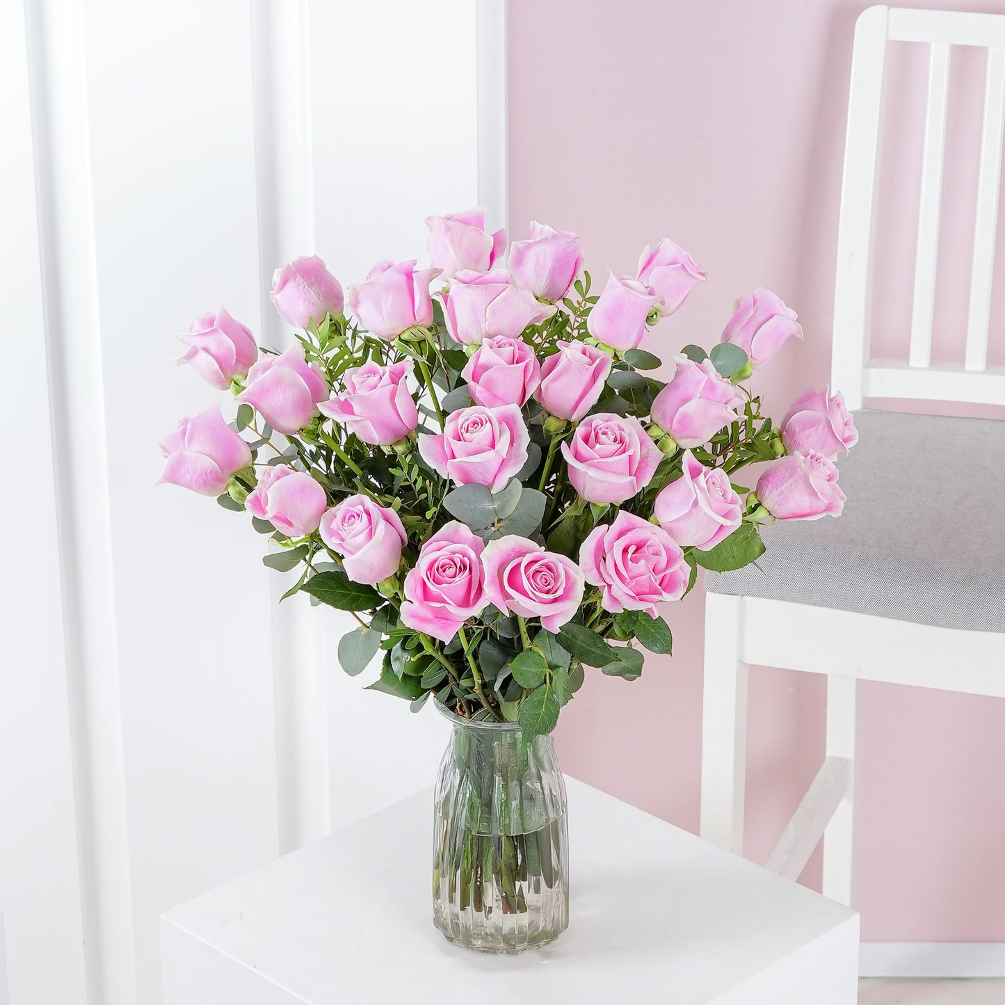 Bouquet of fresh pink roses in a glass vase for pink roses delivery Marbella by Bloom Marbella