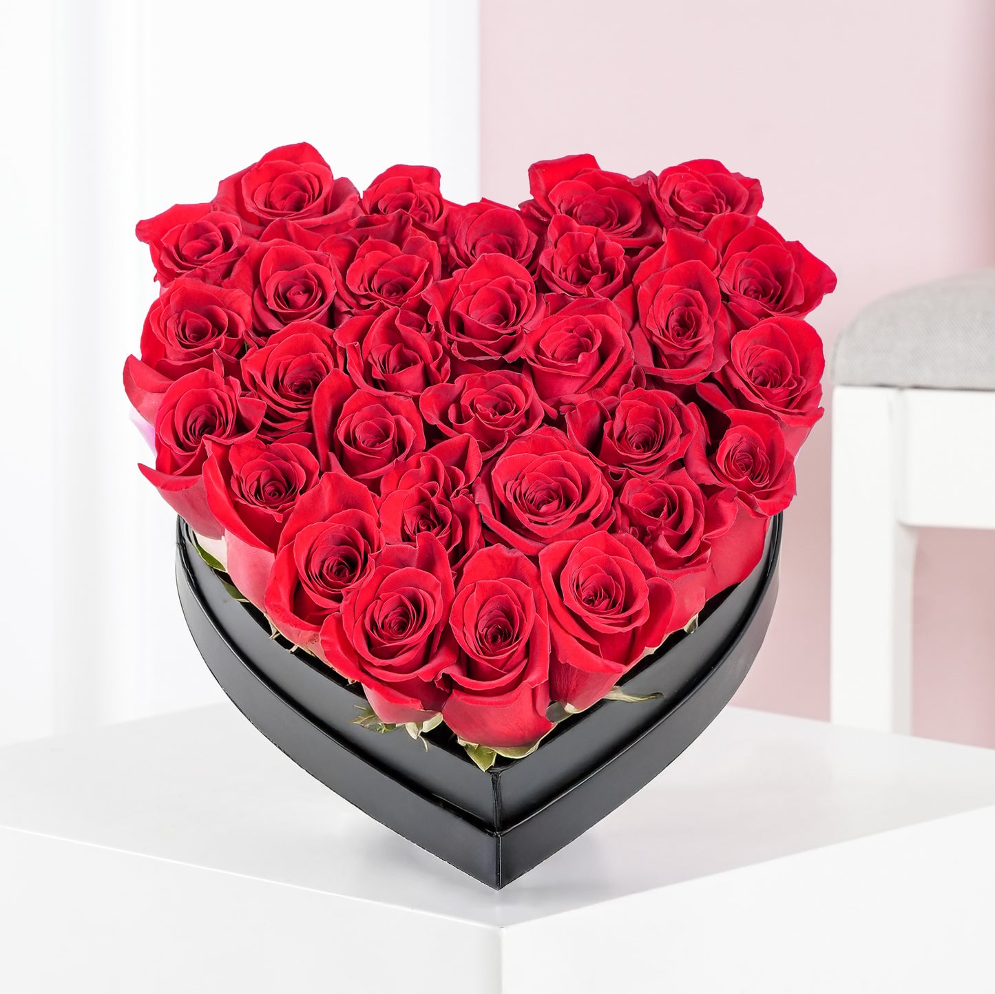 Red rose heart box Bloom Marbella with fresh vibrant red roses in a black heart-shaped container