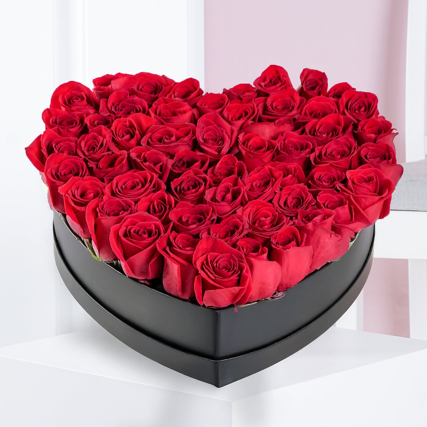 Red rose heart box Bloom Marbella with vibrant red roses arranged in a black heart-shaped box