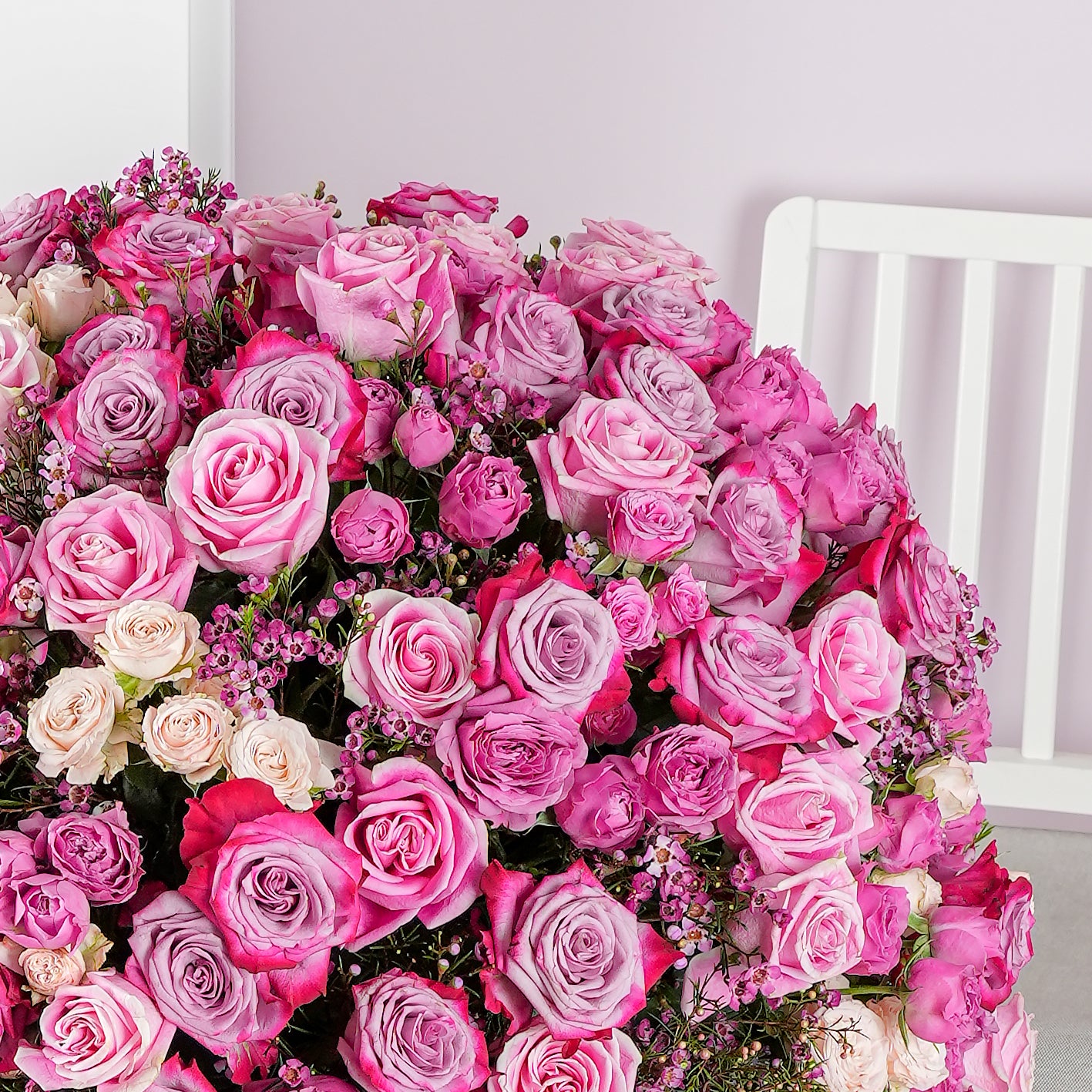 Luxury flower hatbox Arianna Pink filled with various shades of pink roses and small purple flowers