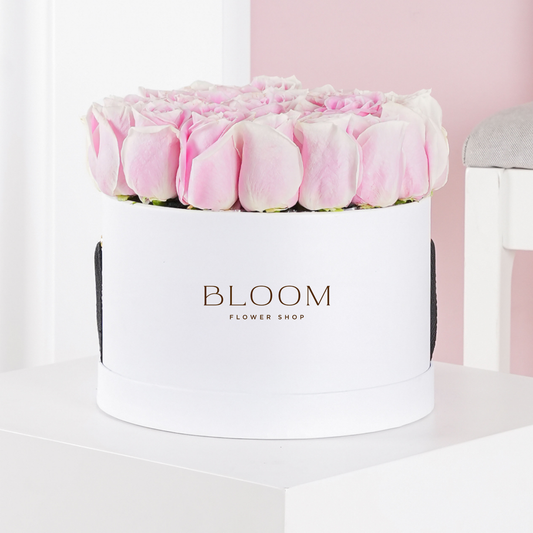 Pink rose hatbox Marbella with delicate light pink roses in white round box from Bloom Marbella