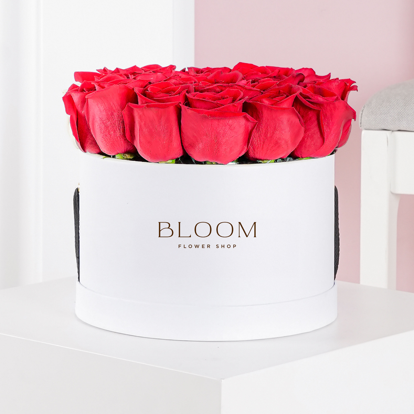 Red roses hatbox Marbella by Bloom Marbella with vibrant red roses in a white round box