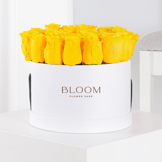Yellow rose hatbox Marbella with bright yellow roses in a white Bloom Marbella branded box