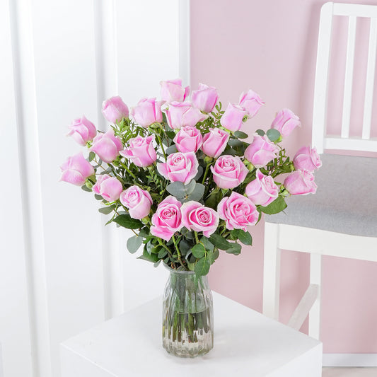 Bouquet of fresh pink roses in a glass vase for pink roses delivery Marbella by Bloom Marbella